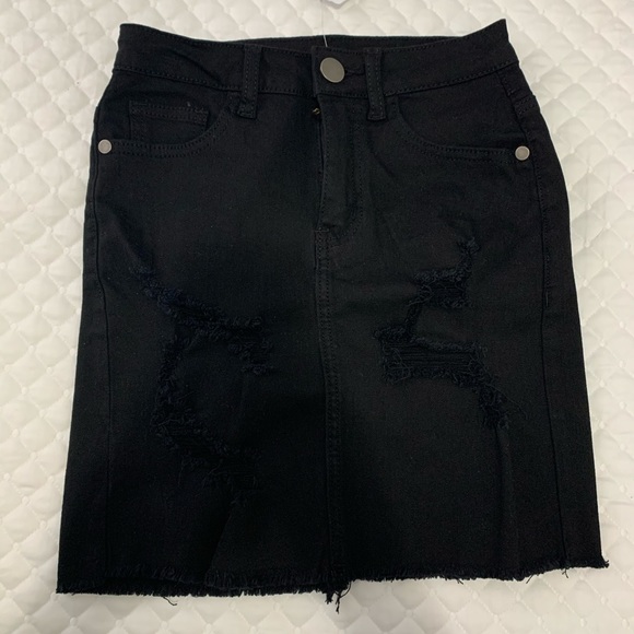 New, with tags! Black denim skirt - Picture 2 of 3